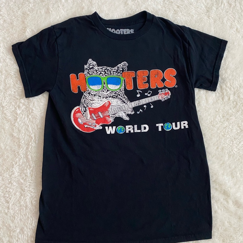 Hooters Graphic T-Shirt